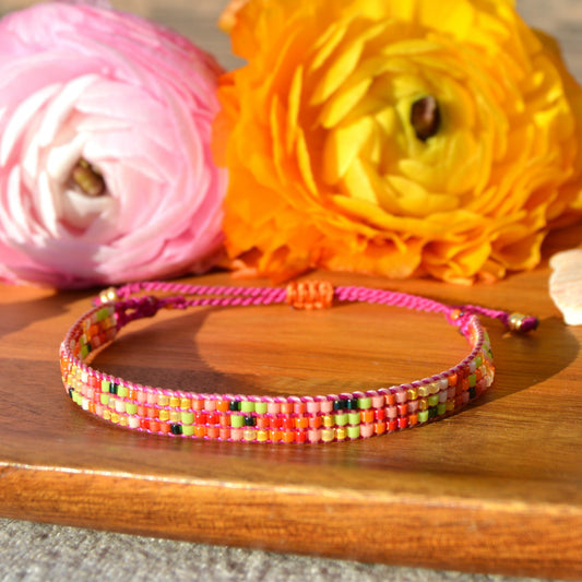 Woven beaded bracelet with macrame details. Flower field.