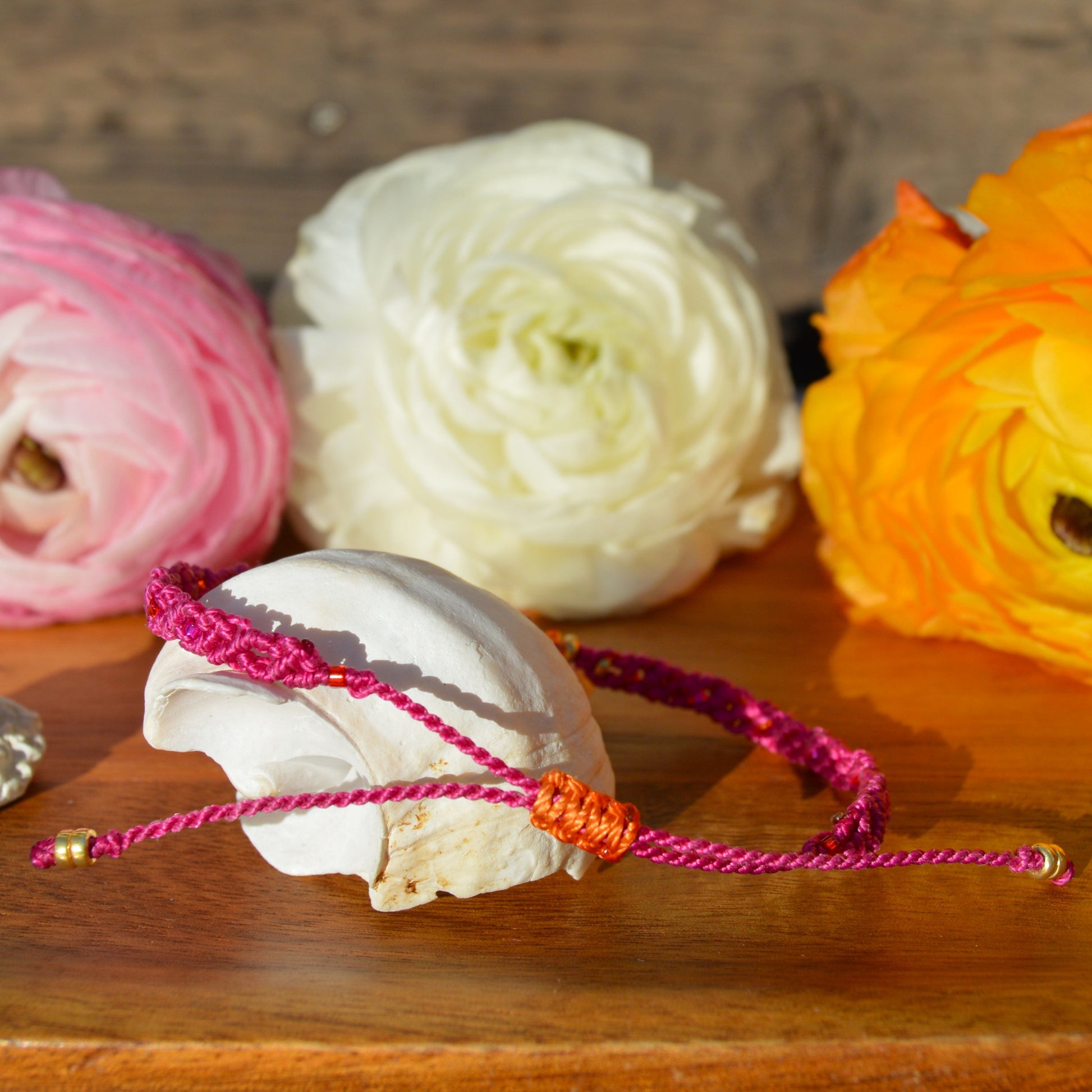 Macrame bracelet with adjustable lock.