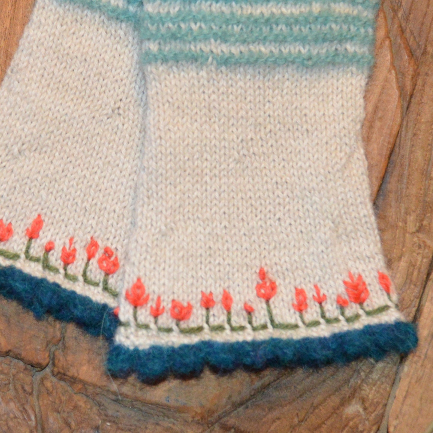 Embroided pulse warmers Folklore Flowers - Strong orange.