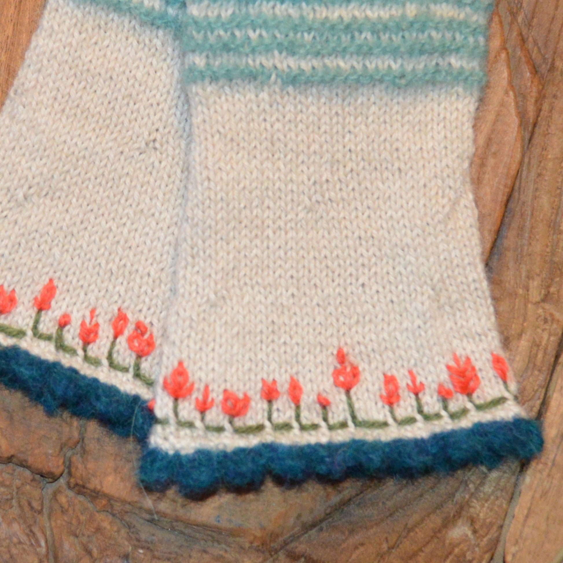 Embroided pulse warmers Folklore Flowers - Strong orange.