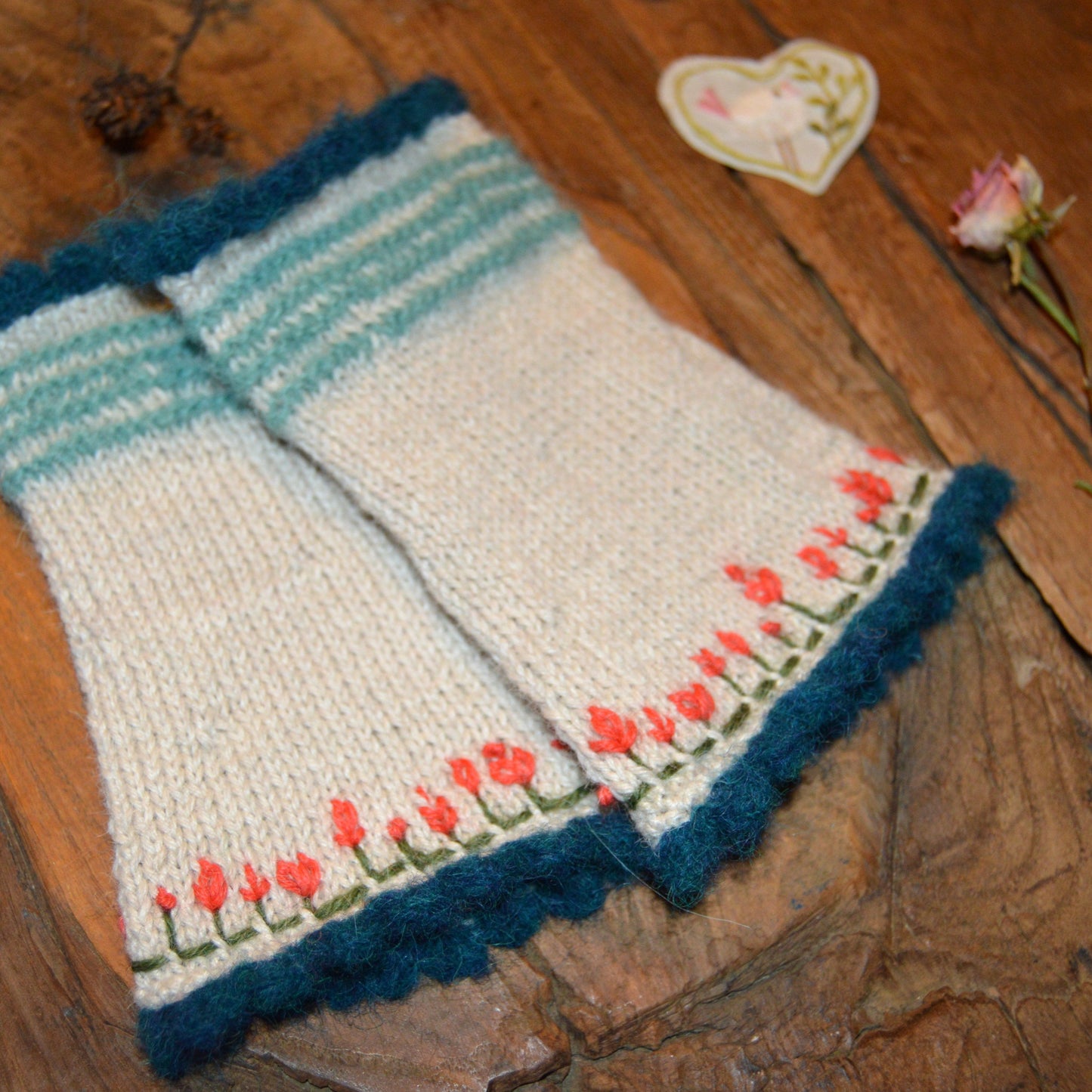 Embroided pulse warmers Folklore Flowers - Strong orange.