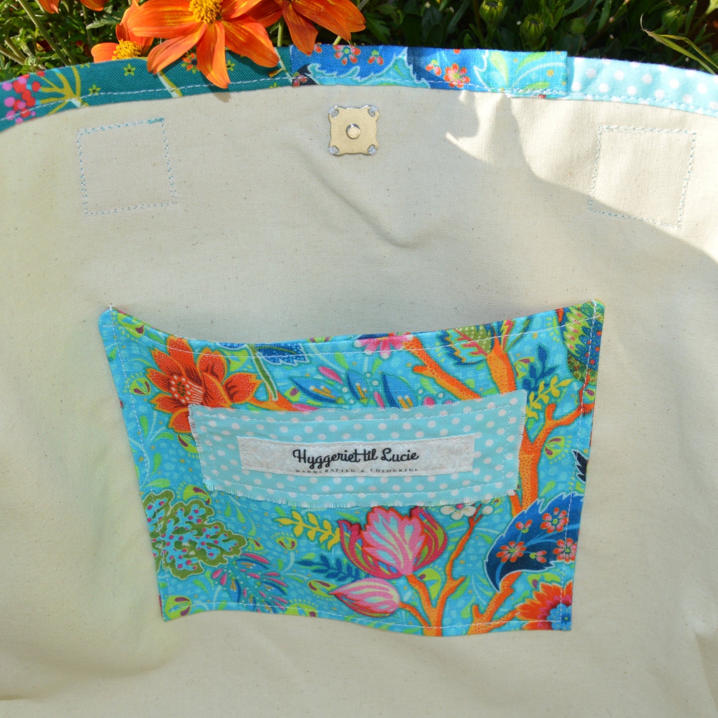 Lining in unbleached cotton with a pocket in contrasting colours.