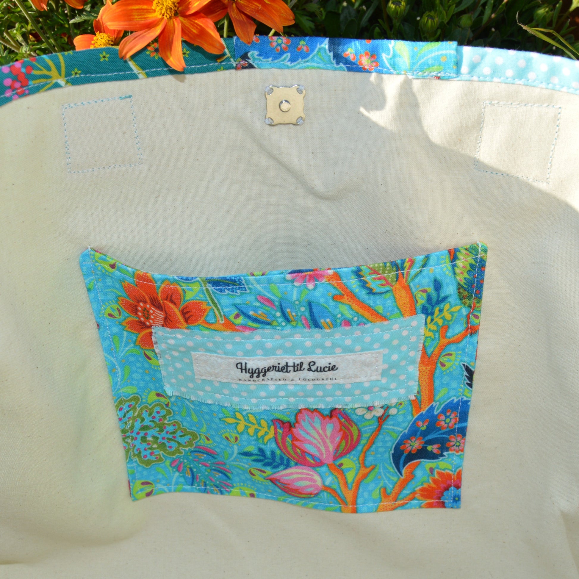 Lining in unbleached cotton with a pocket in contrasting colours.