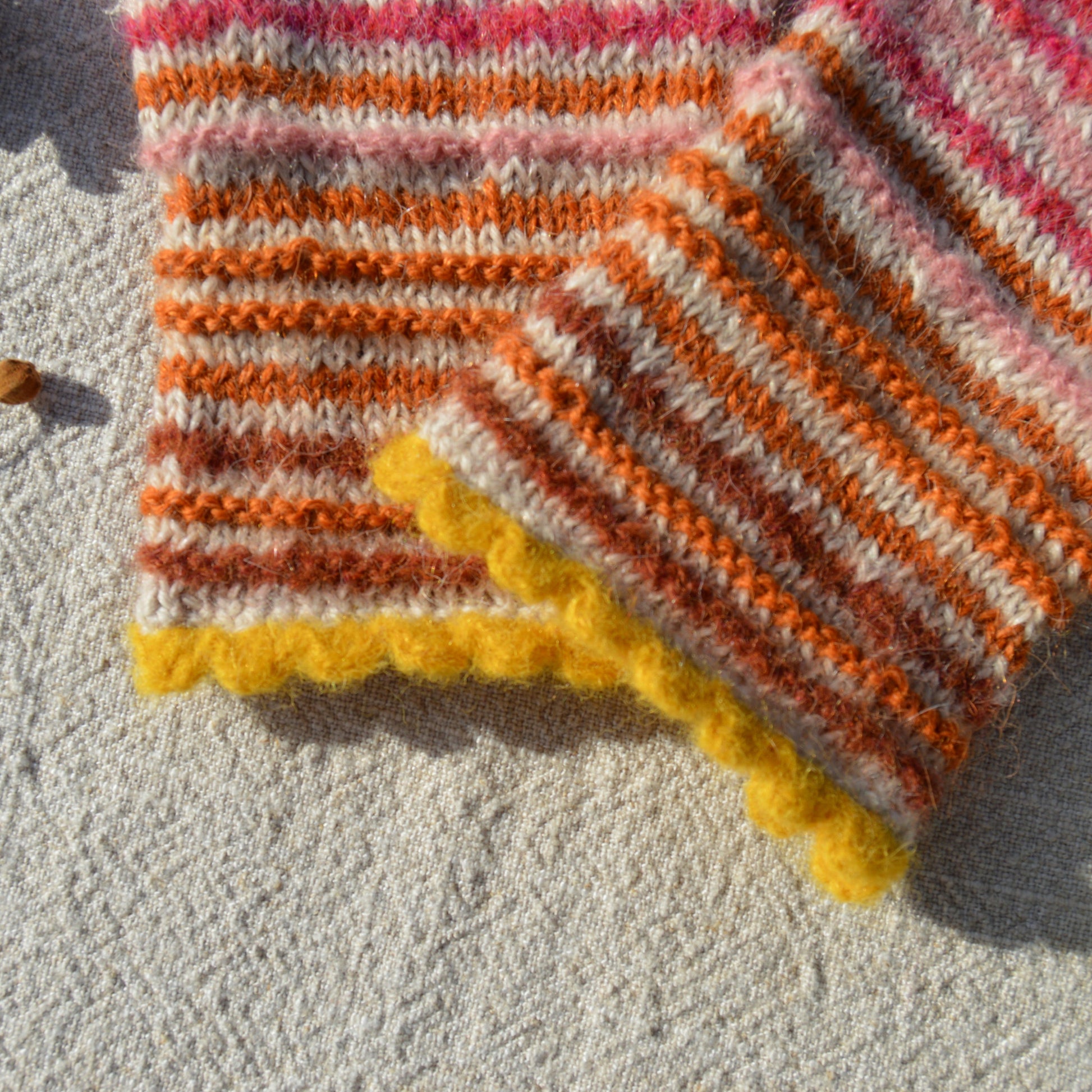 Pulse warmers in alpaca wool with contrasting edge. Soft Touch.